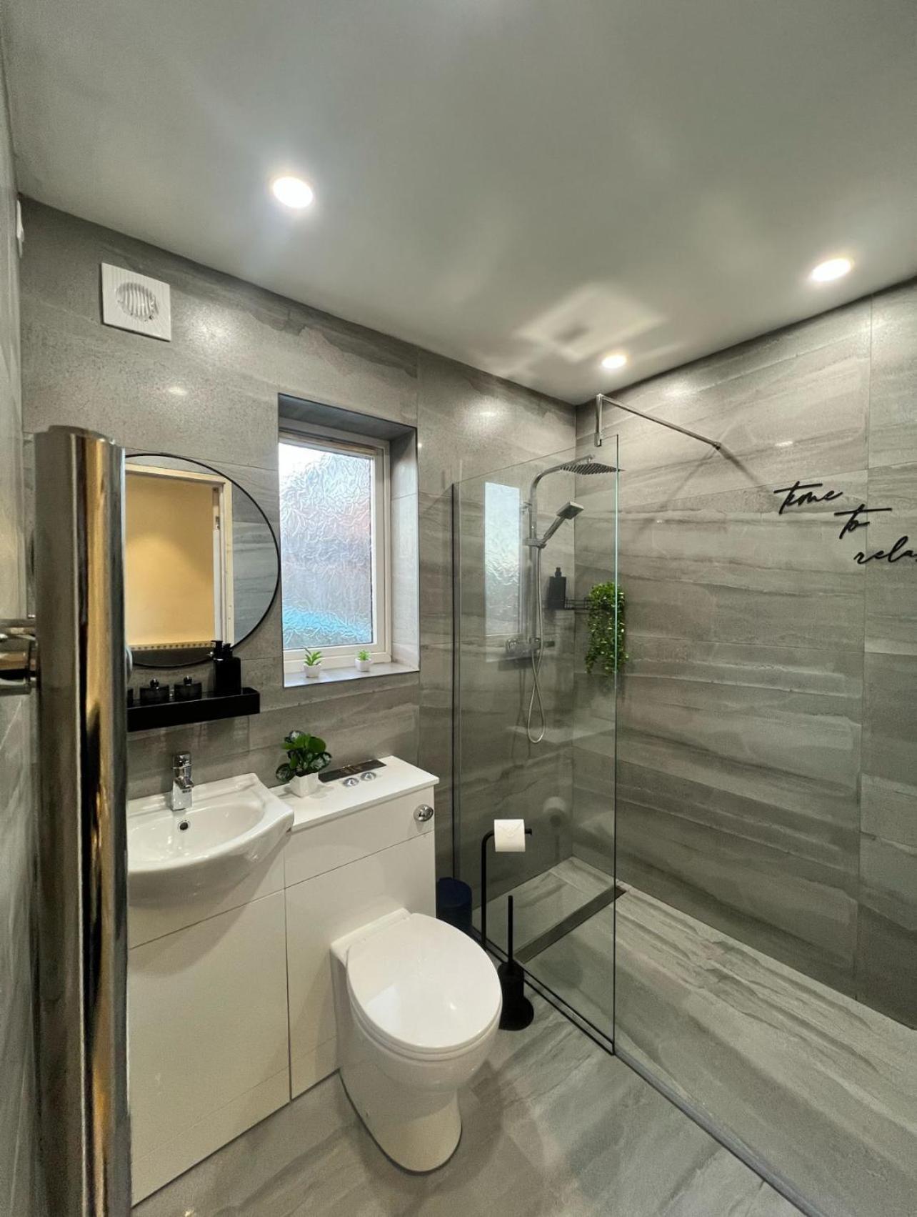 Aerosuites Luton - Shared And Private Accommodations Mins From Luton Airport,Free Selected Breakfast,Adults Only,Parking Must Be Reserved And Prepaid At The Time Of Booking 3Gbp Per Night, No Visitors Allowed, Late Self Check In And Early Self Check *