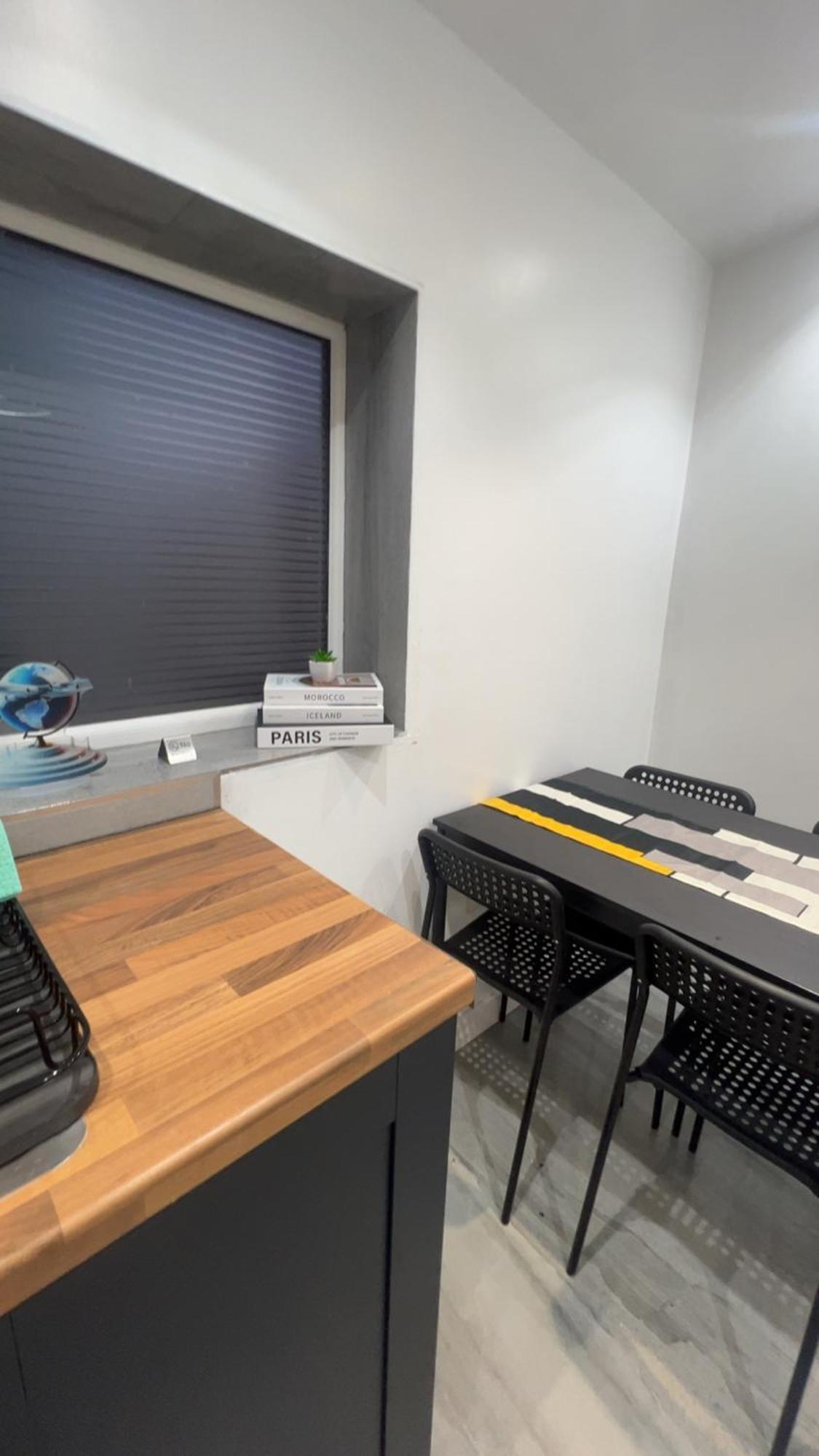 Aerosuites Luton - Shared And Private Accommodations Mins From Luton Airport,Free Selected Breakfast,Adults Only,Parking Must Be Reserved And Prepaid At The Time Of Booking 3Gbp Per Night, No Visitors Allowed, Late Self Check In And Early Self Check Guest house Luton (Bedfordshire)