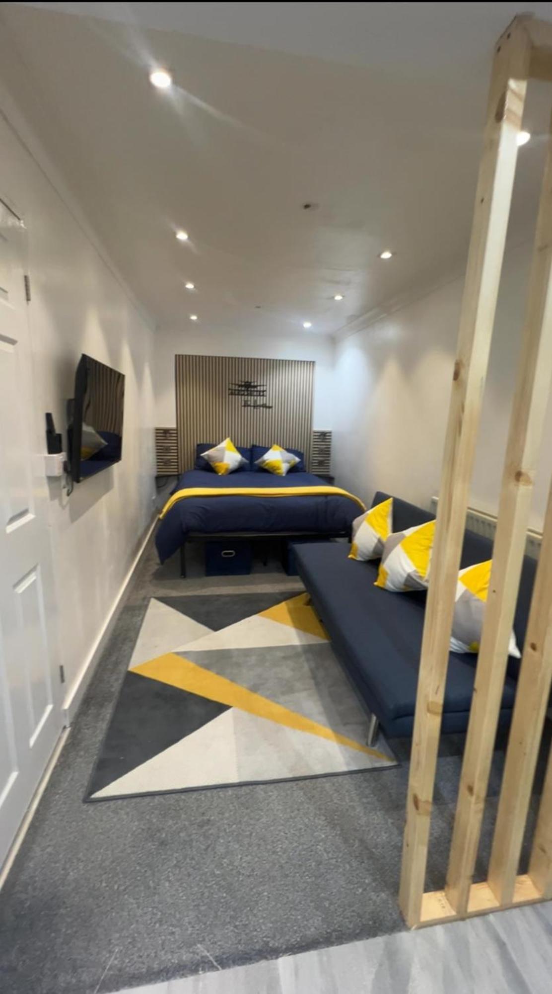 Aerosuites Luton - Shared And Private Accommodations Mins From Luton Airport,Free Selected Breakfast,Adults Only,Parking Must Be Reserved And Prepaid At The Time Of Booking 3Gbp Per Night, No Visitors Allowed, Late Self Check In And Early Self Check * Luton (Bedfordshire)