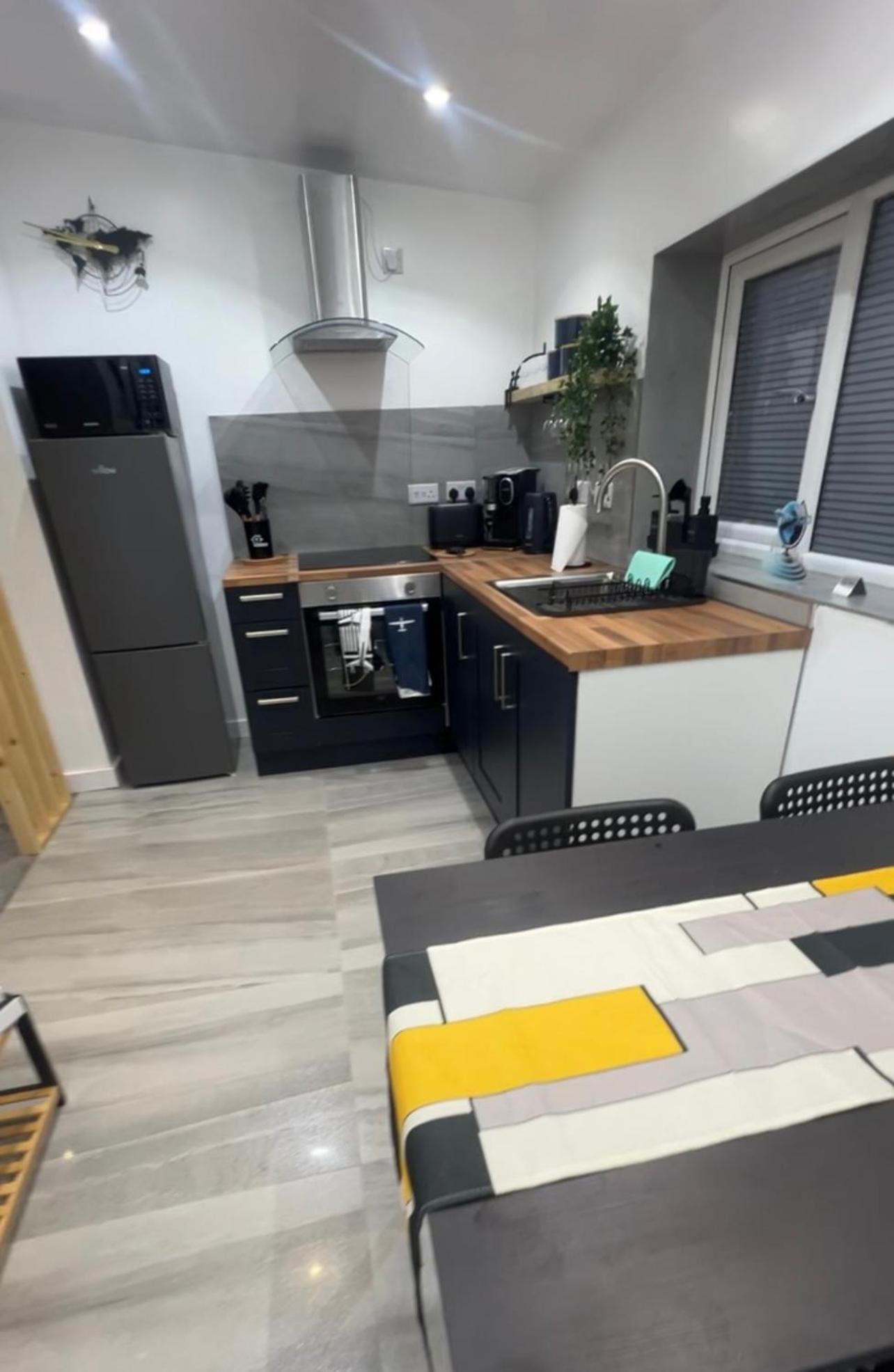 Guest house Aerosuites Luton - Shared And Private Accommodations Mins From Luton Airport,Free Selected Breakfast,Adults Only,Parking Must Be Reserved And Prepaid At The Time Of Booking 3Gbp Per Night, No Visitors Allowed, Late Self Check In And Early Self Check