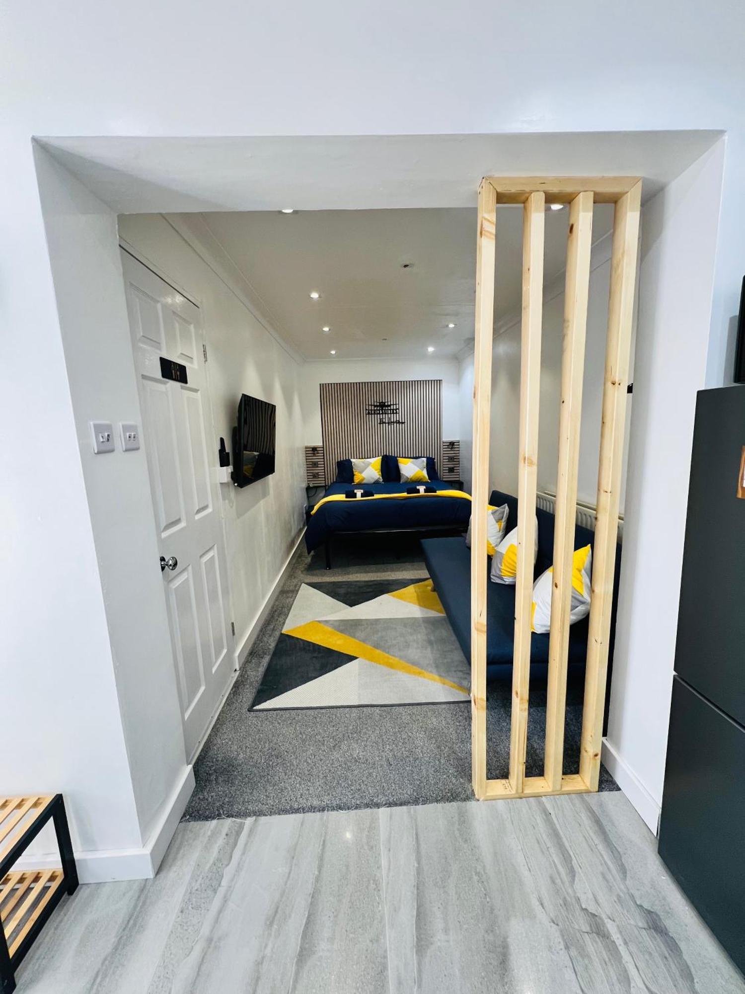 Aerosuites Luton - Shared And Private Accommodations Mins From Luton Airport,Free Selected Breakfast,Adults Only,Parking Must Be Reserved And Prepaid At The Time Of Booking 3Gbp Per Night, No Visitors Allowed, Late Self Check In And Early Self Check Luton (Bedfordshire)
